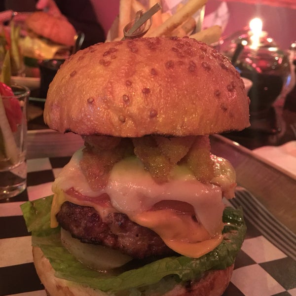 Galliard Burger'i yediğim en güzel hamburgerlerden biri olabilir 👌🏼 gerçekten harika ☺ ayrıca, yemek önceki ikram edilen kendi yaptıkları ekmekler çok lezzetli. Her şey müthiş 👌🏼