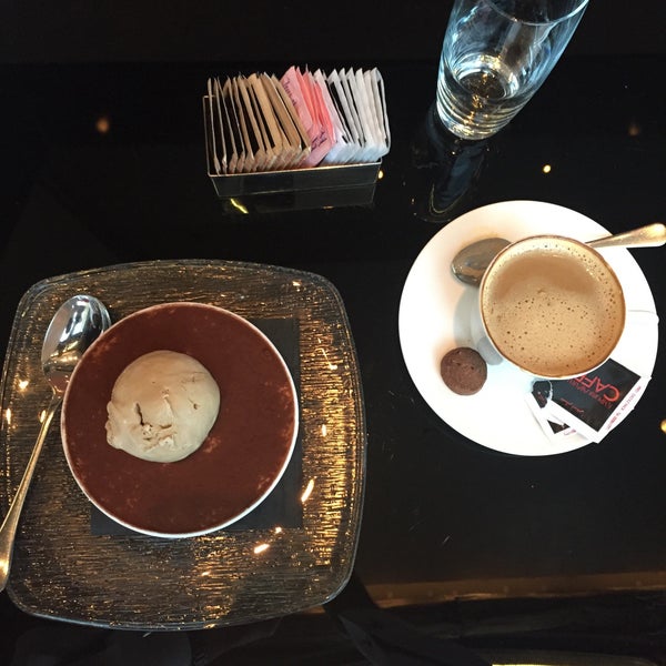 Foto scattata a Emporio Armani Café- The Pearl Qatar da Abdulrahman🇶🇦. il 5/11/2015