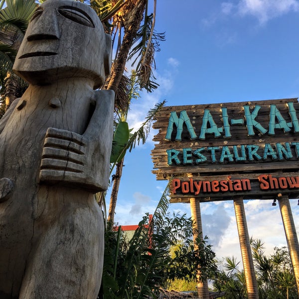 Photo taken at Mai-Kai Restaurant and Polynesian Show by Ellijay Jones on 10/1/2017