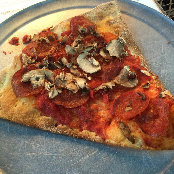 Снимок сделан в St. Angelo&#39;s Pizza пользователем Dianne D. 4/6/2016