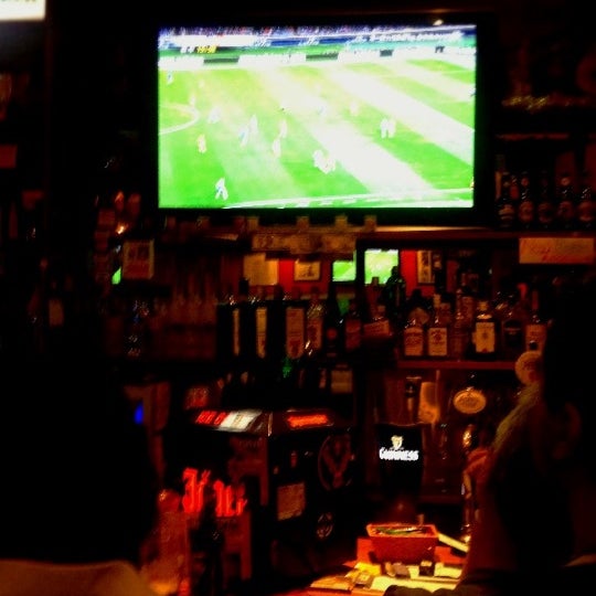 12/13/2012 tarihinde fumieziyaretçi tarafından Legends Sports Bar &amp; Grill'de çekilen fotoğraf