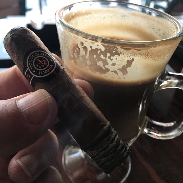 Foto tirada no(a) King Corona Cigars Cafe &amp; Bar por Professor T. em 5/8/2018
