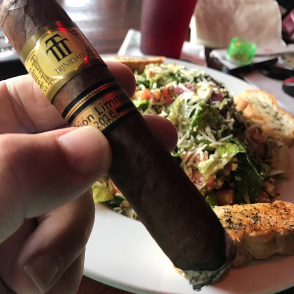 12/21/2017 tarihinde Professor T.ziyaretçi tarafından King Corona Cigars Cafe &amp; Bar'de çekilen fotoğraf