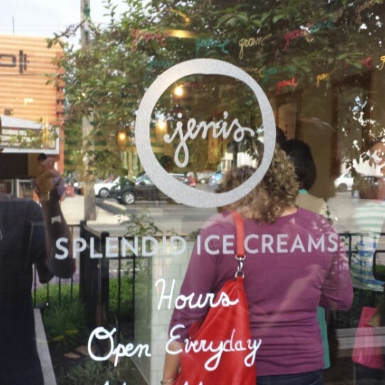 5/25/2013 tarihinde Adam W.ziyaretçi tarafından Jeni&#39;s Splendid Ice Creams'de çekilen fotoğraf