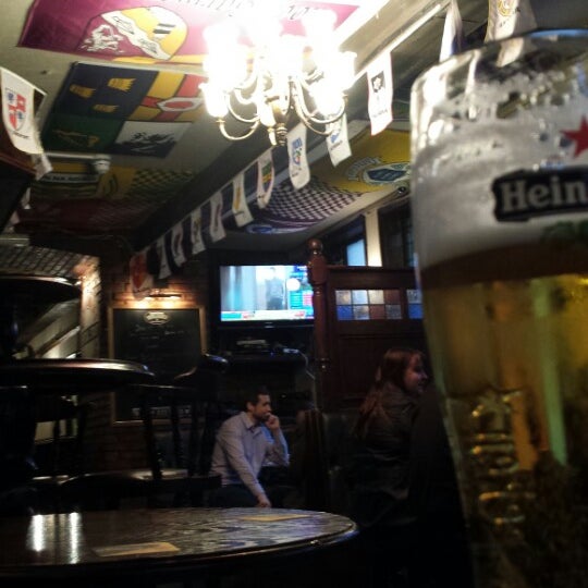 Снимок сделан в Mulligans Irish Pub пользователем Ian D. 3/24/2014