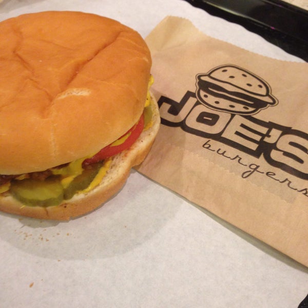 12/17/2014にMandi C.がJoe&#39;s Burgersで撮った写真