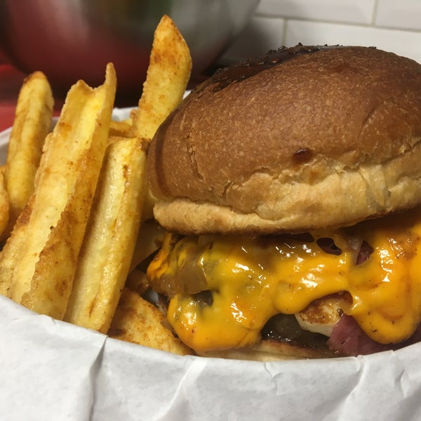 Foto scattata a Piper Cub Burger&amp;Steak da Pinar K. il 1/26/2019