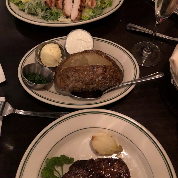 รูปภาพถ่ายที่ Joe&#39;s Seafood, Prime Steak &amp; Stone Crab โดย Katya เมื่อ 1/21/2018