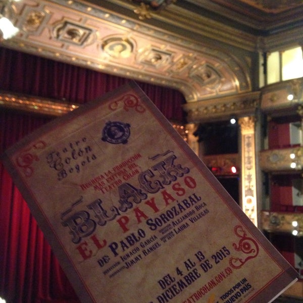 Foto tirada no(a) Teatro Colón por Ronald P. em 12/13/2015