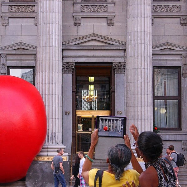 Das Foto wurde bei BMO Banque de Montréal von Frédéric R. am 9/6/2014 aufgenommen