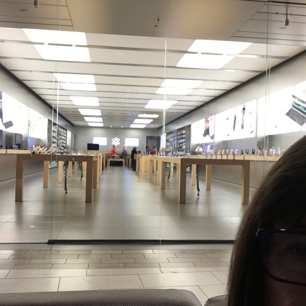 Apple North County Electronics Store in Escondido