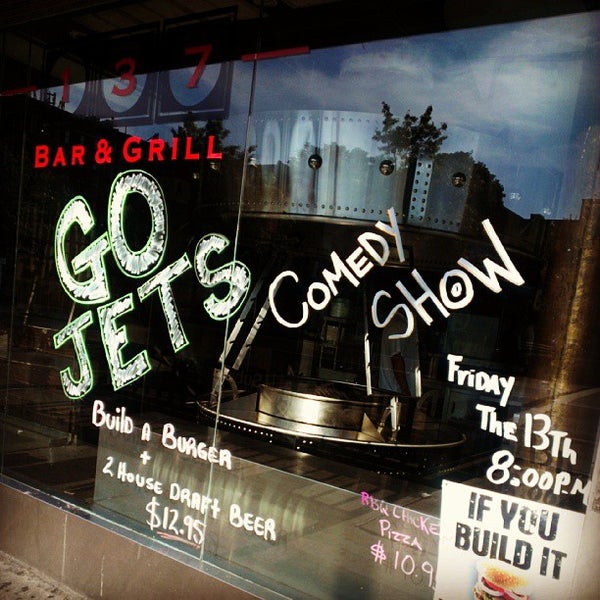 9/13/2013 tarihinde Alexander P.ziyaretçi tarafından 137 Bar &amp; Grill'de çekilen fotoğraf