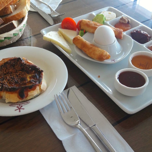 Das Foto wurde bei Tellioğlu Değirmen Cafe &amp; Restaurant von ebru k. am 6/9/2019 aufgenommen