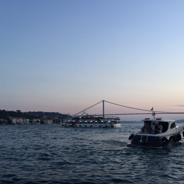 8/16/2015 tarihinde Emel E.ziyaretçi tarafından Çengelköy İskele Restaurant'de çekilen fotoğraf