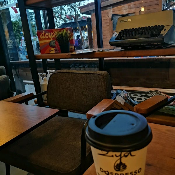 Photo taken at DOSPRESSO Bombty Coffee &amp; Donut by Ziya on 3/6/2022