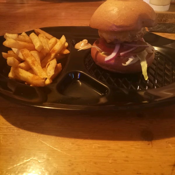 Foto diambil di Burger Sound Grill Steaks oleh Ziya pada 11/18/2021