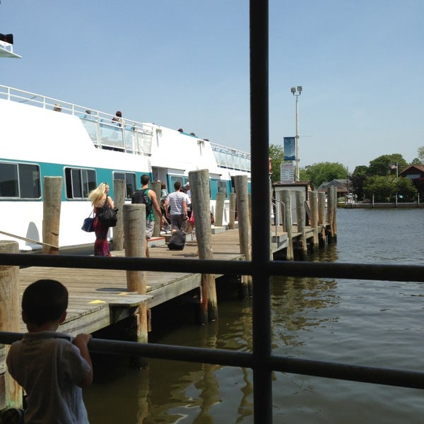 6/22/2013 tarihinde Maxwell H.ziyaretçi tarafından Fire Island Ferries - Main Terminal'de çekilen fotoğraf