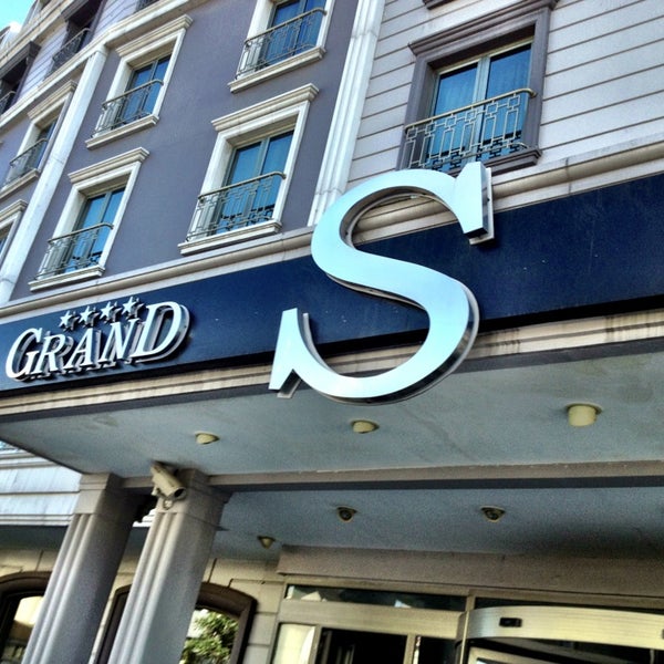 รูปภาพถ่ายที่ Grand S Hotel โดย Michele A. เมื่อ 6/19/2013
