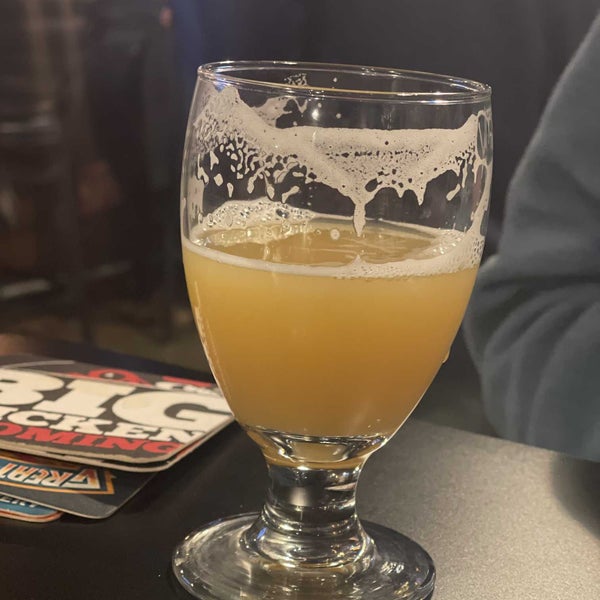 2/12/2022 tarihinde Patrick M.ziyaretçi tarafından Three Sheets Craft Beer Bar'de çekilen fotoğraf