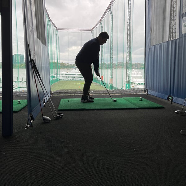 Photo taken at The Golf Club at Chelsea Piers by Lizzy P. on 10/30/2021