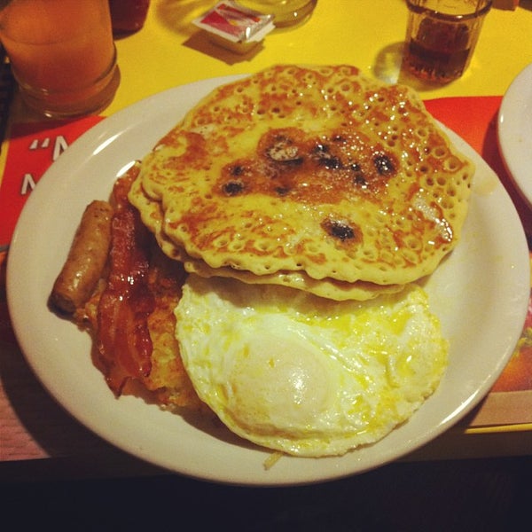 Photo taken at Denny&#39;s by Jota P. on 10/25/2013