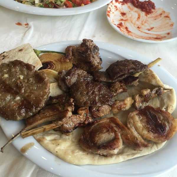 Foto scattata a Dombili Köfte Yemek Kebab da CihaN A. il 3/19/2017