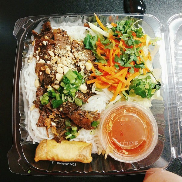 รูปภาพถ่ายที่ Roostar Vietnamese Grill โดย Ycia B. เมื่อ 5/24/2015