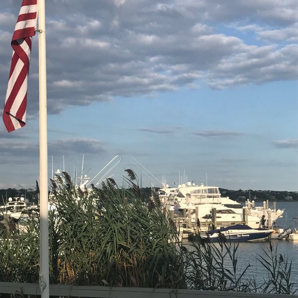 Снимок сделан в Montauk Yacht Club пользователем Alexandra N. 8/25/2017
