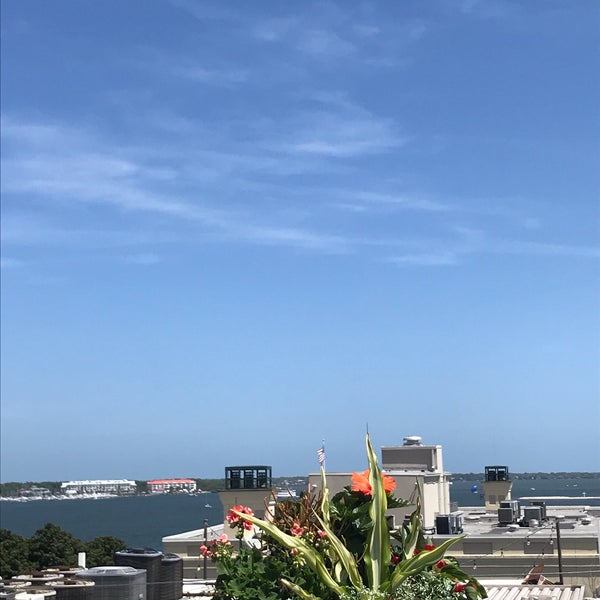 Photo taken at The Rooftop Bar at Vendue by Alexandra N. on 4/11/2019