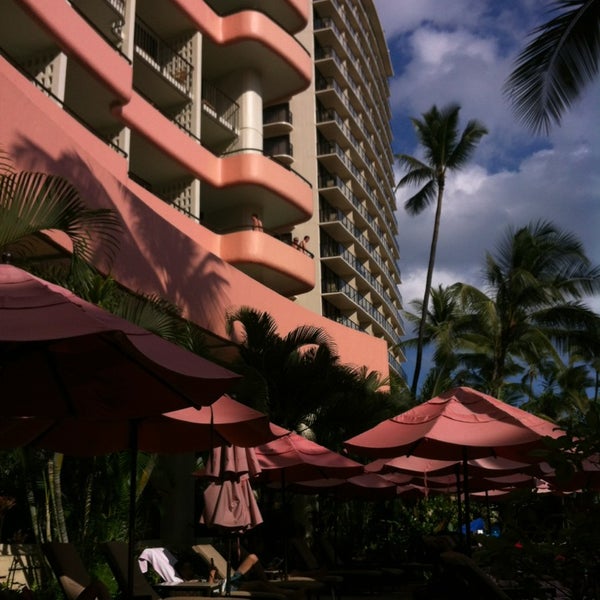 Foto diambil di Waikiki Beach Services oleh Naomi pada 4/1/2013