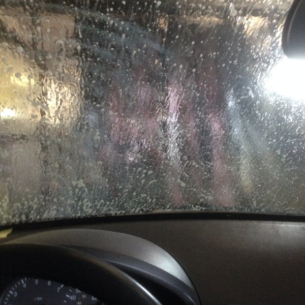 5/16/2014 tarihinde David P.ziyaretçi tarafından Madison Car Wash'de çekilen fotoğraf