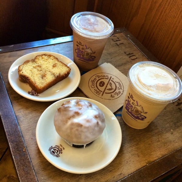Photo taken at The Coffee Bean &amp; Tea Leaf by Nic D. on 8/24/2014