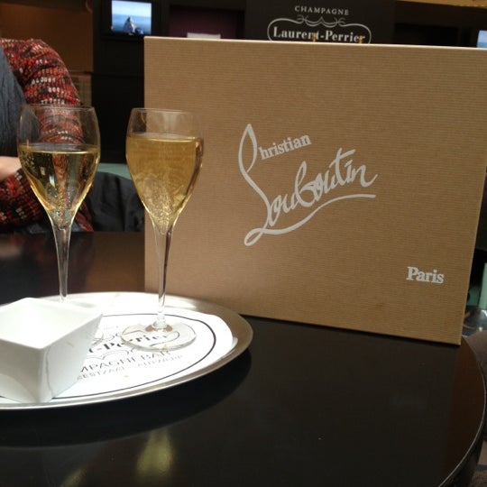 รูปภาพถ่ายที่ Champagnebar Laurent Perrier โดย Jewls B. เมื่อ 11/3/2012