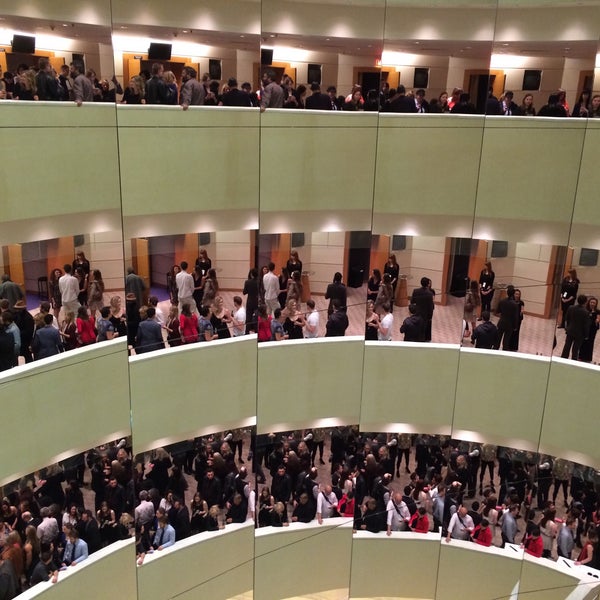 รูปภาพถ่ายที่ The Centre in Vancouver for Performing Arts โดย Jen L. เมื่อ 3/1/2015