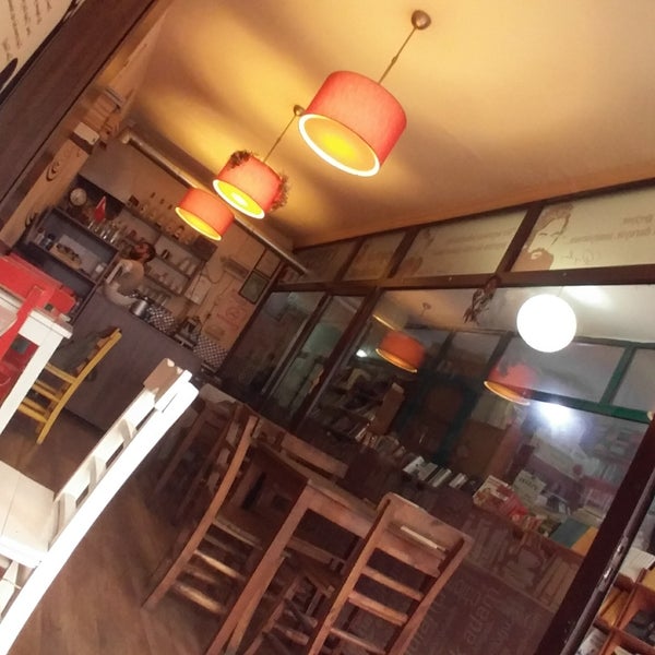 รูปภาพถ่ายที่ Ceren Kitap Cafe โดย Güngör I. เมื่อ 9/24/2017