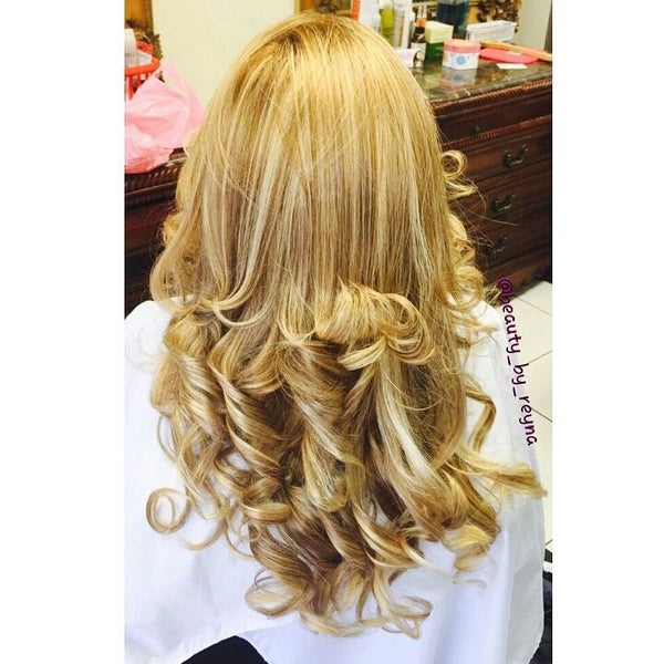 Снимок сделан в Beauty by Reyna Dominican Hair Salon пользователем Rosy 8/4/2015