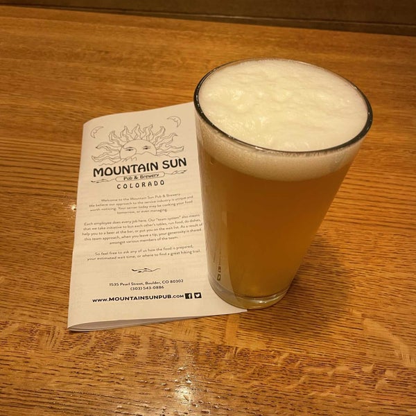 Foto tomada en Mountain Sun Pub &amp; Brewery  por Mathew B. el 8/10/2022