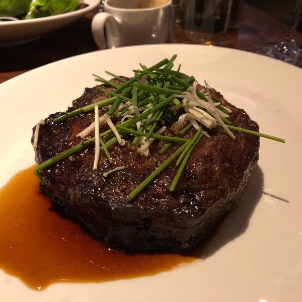 Foto tirada no(a) Michael Jordan&#39;s Steak House Chicago por June em 10/15/2019