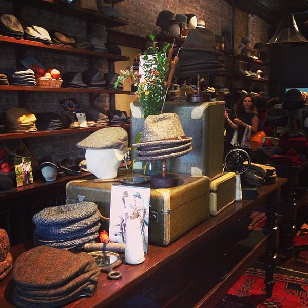 รูปภาพถ่ายที่ Goorin Bros. Hat Shop - Williamsburg โดย Sarah H. เมื่อ 10/18/2013