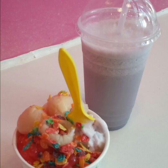 8/11/2013 tarihinde KRick ★.ziyaretçi tarafından Yogurberry Frozen Yogurt Café'de çekilen fotoğraf