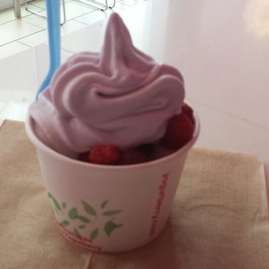 Foto tirada no(a) Yogurberry Frozen Yogurt Café por KRick ★. em 6/14/2014
