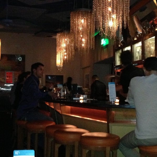 Foto tirada no(a) Nic&#39;s Martini Lounge por Jon W. em 5/5/2013