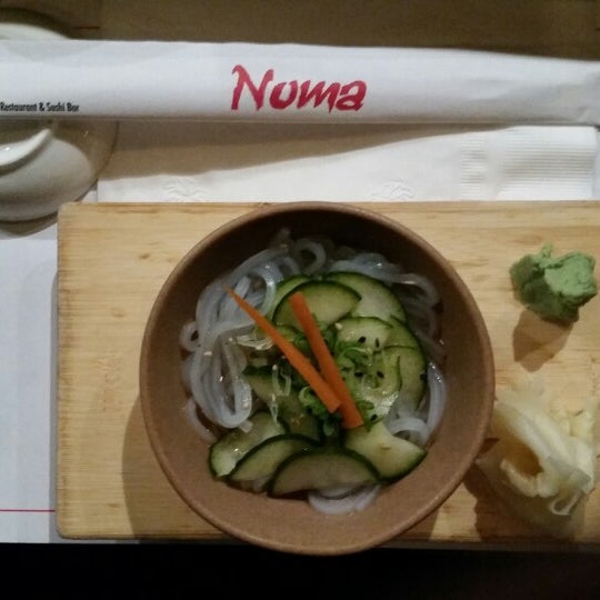 รูปภาพถ่ายที่ Noma Sushi โดย Mónica H. เมื่อ 2/7/2015