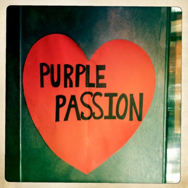 รูปภาพถ่ายที่ Purple Passion โดย LaLa S. เมื่อ 3/30/2013