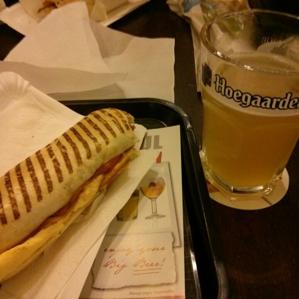 Foto tirada no(a) Belgian Beer Café por Vicent B. em 8/8/2014