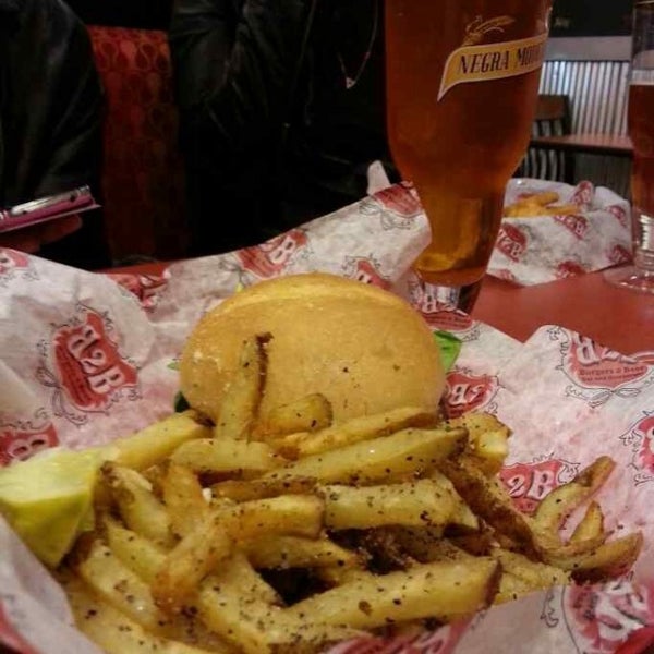 Das Foto wurde bei Burgers 2 Beer von Danny H. am 11/10/2013 aufgenommen
