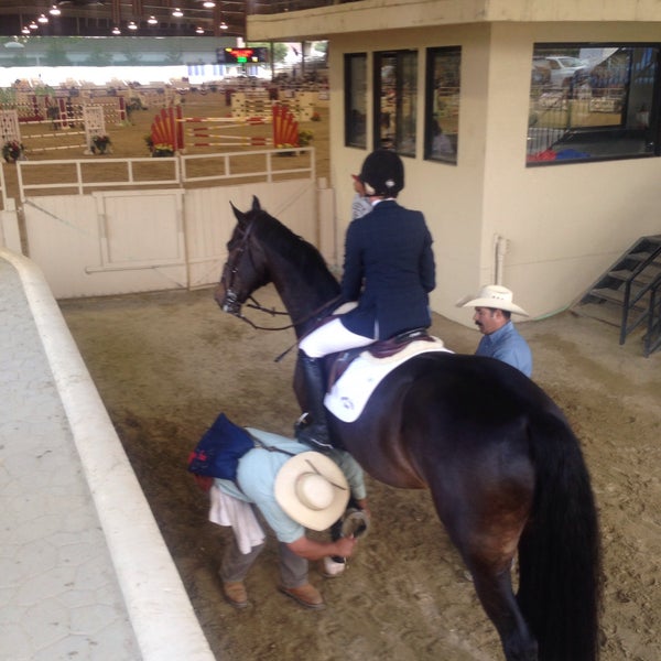 Foto tirada no(a) Los Angeles Equestrian Center por Robert B. em 5/24/2015