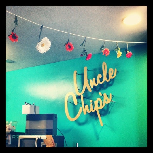 รูปภาพถ่ายที่ Uncle Chip&#39;s โดย Whitney P. เมื่อ 9/15/2012