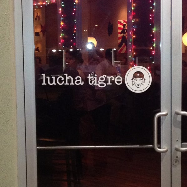 2/16/2013 tarihinde Jack G.ziyaretçi tarafından Lucha Tigre'de çekilen fotoğraf