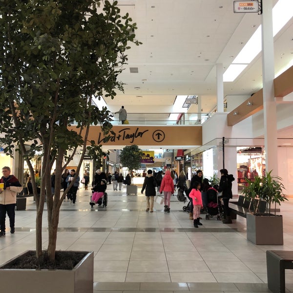 Foto tirada no(a) Willowbrook Mall por Starlight P. em 2/2/2019